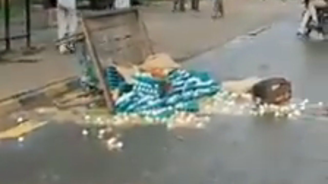 Officials ask for Rs 100 bribe - egg cart boy shoves egg cart