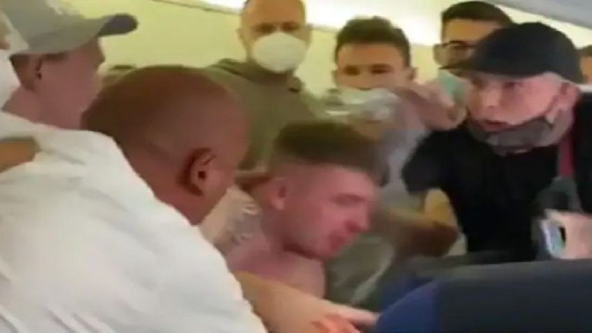 Fellow passengers who bought bleach until they refused to wear a mask on the plane