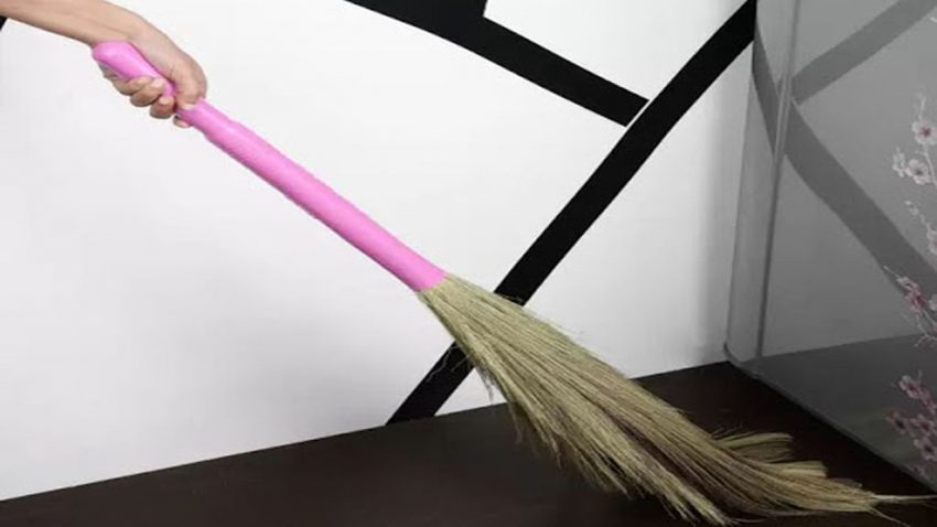 Putting the broom like this will cause poverty