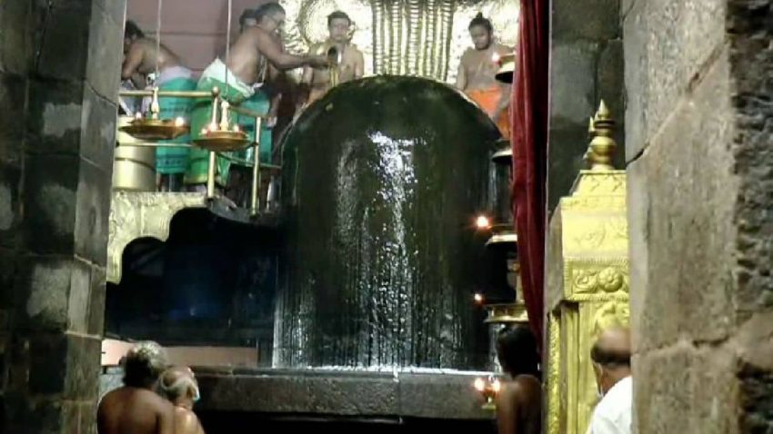 Deivath Tamil sounded for the first time in the sanctum sanctorum of the great temple of Tanjore