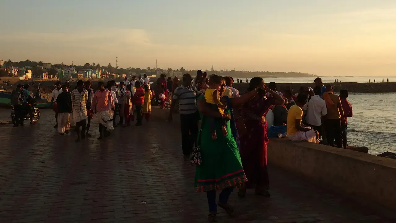 Echo of curfew relaxation - Tourists invading Kanyakumari seas