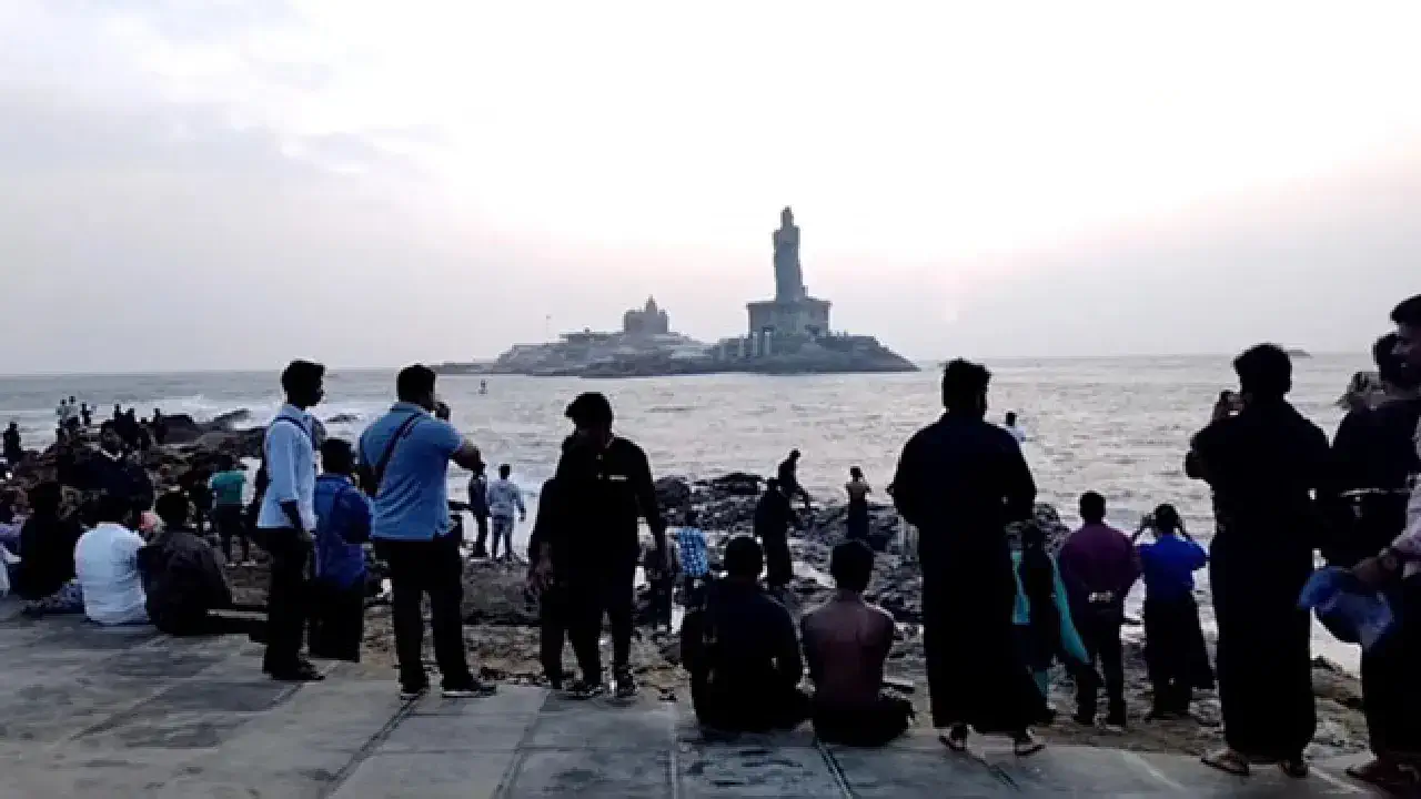 Echo of curfew relaxation - Tourists invading Kanyakumari seas