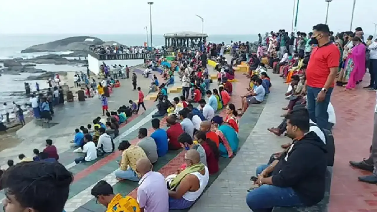 Echo of curfew relaxation - Tourists invading Kanyakumari seas