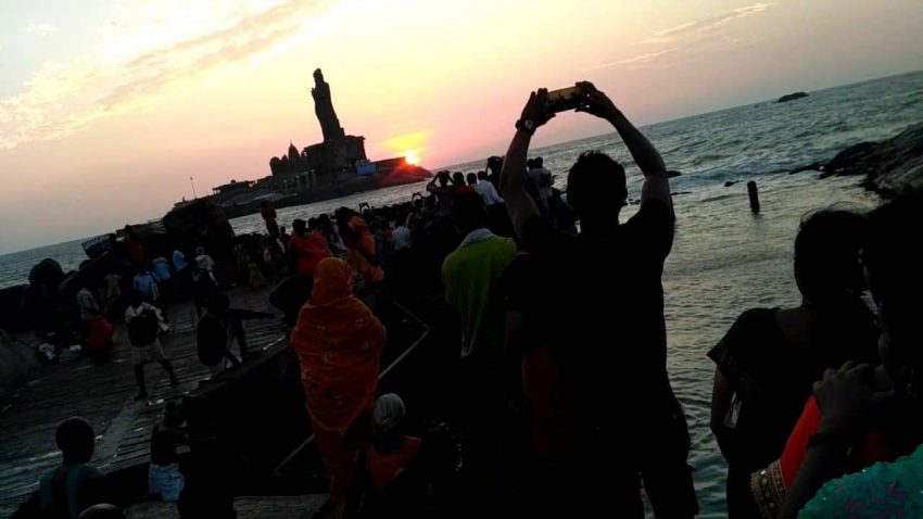 Echo of curfew relaxation - Tourists invading Kanyakumari seas