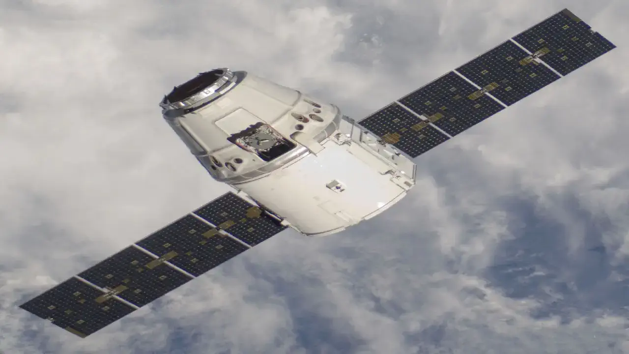 NASA-enhanced SpaceX cargo dragon plane is about to take off from the space station !!!